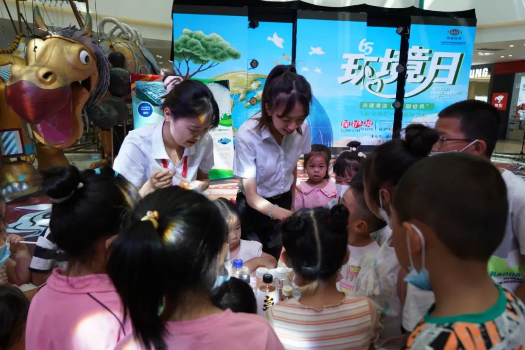 2022年6月3日，東華科技所屬東華天業公司聯合新疆建設兵團第八師石河子市生態環境局在新疆萬達商場舉辦“共建清潔美麗世界”六五環境日公益宣傳活動