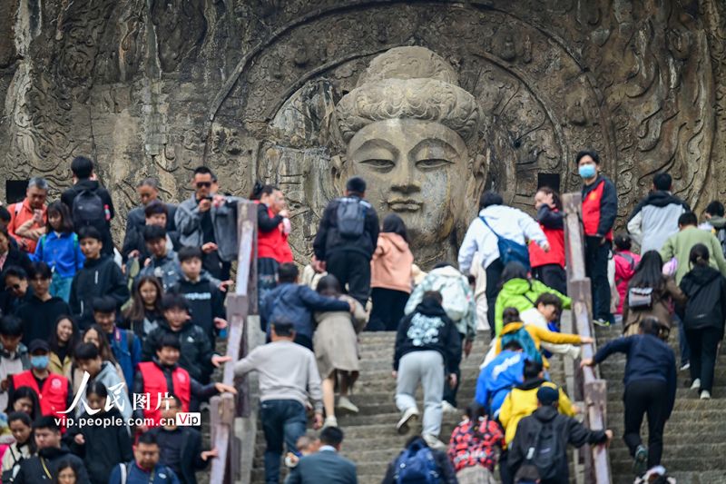 河南洛陽：龍門石窟游人如織
