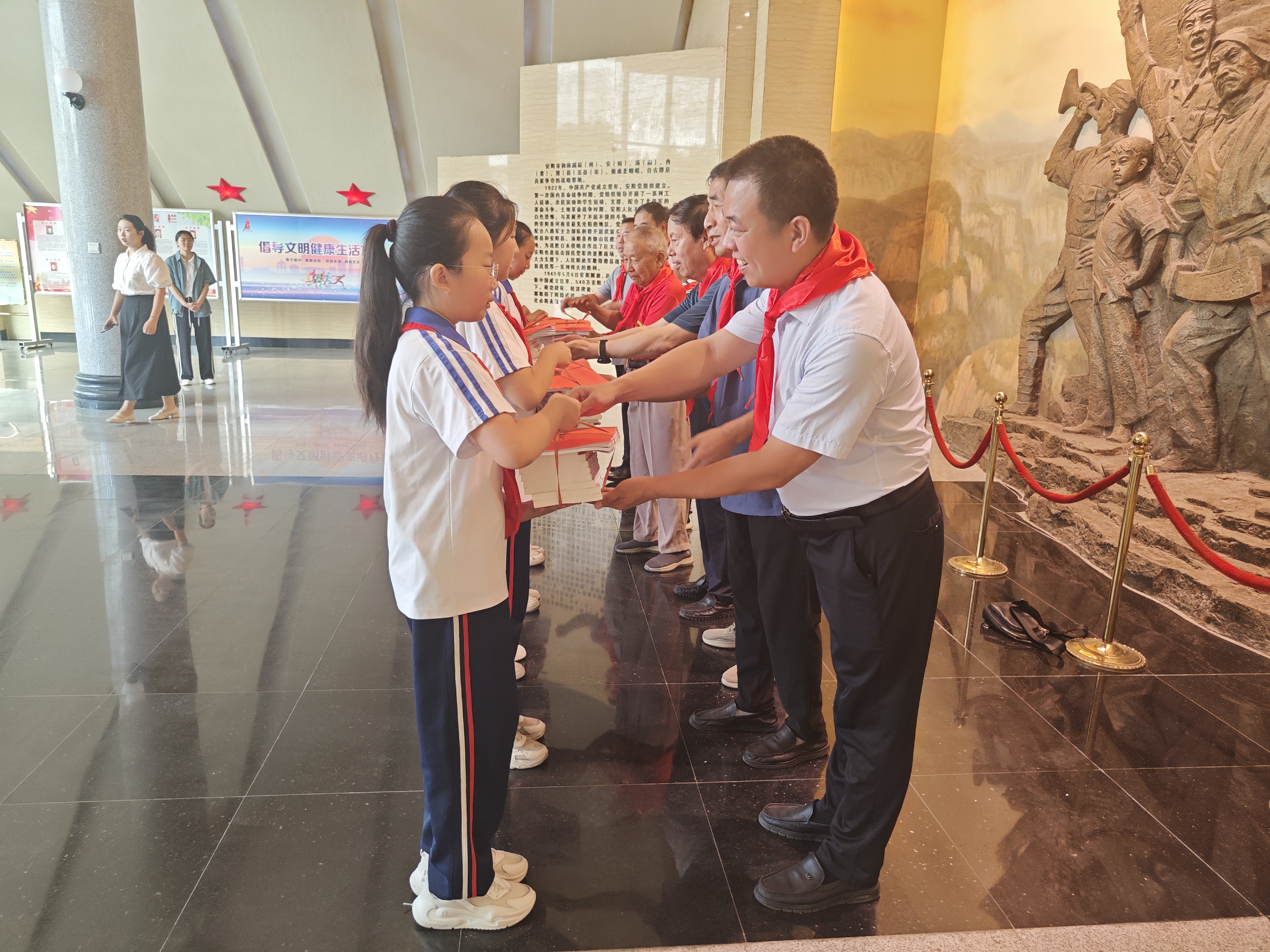 河南安陽：北關(guān)區(qū)關(guān)工委舉行“青少年黨史學(xué)習(xí)月 老少攜手講故事”暨贈(zèng)書活動(dòng) 