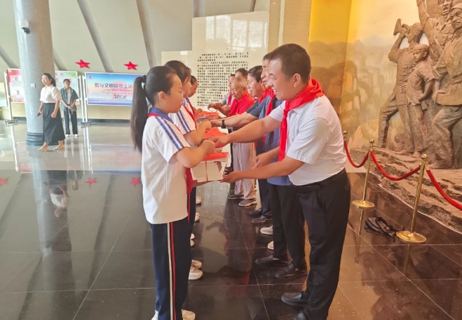 央大視界網(wǎng)總編林臏向中華園小學(xué)捐贈圖書