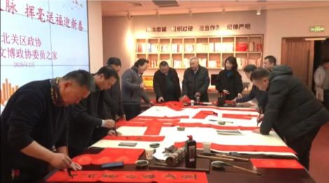 中大視界文化傳媒產(chǎn)業(yè)（北京）有限公司董事會(huì)主席、中研文化藝術(shù)工作委員會(huì)主席林臏在中國(guó)文字博物館義寫(xiě)春聯(lián)送祝?；顒?dòng)接受安陽(yáng)電視臺(tái)記者采訪(fǎng)